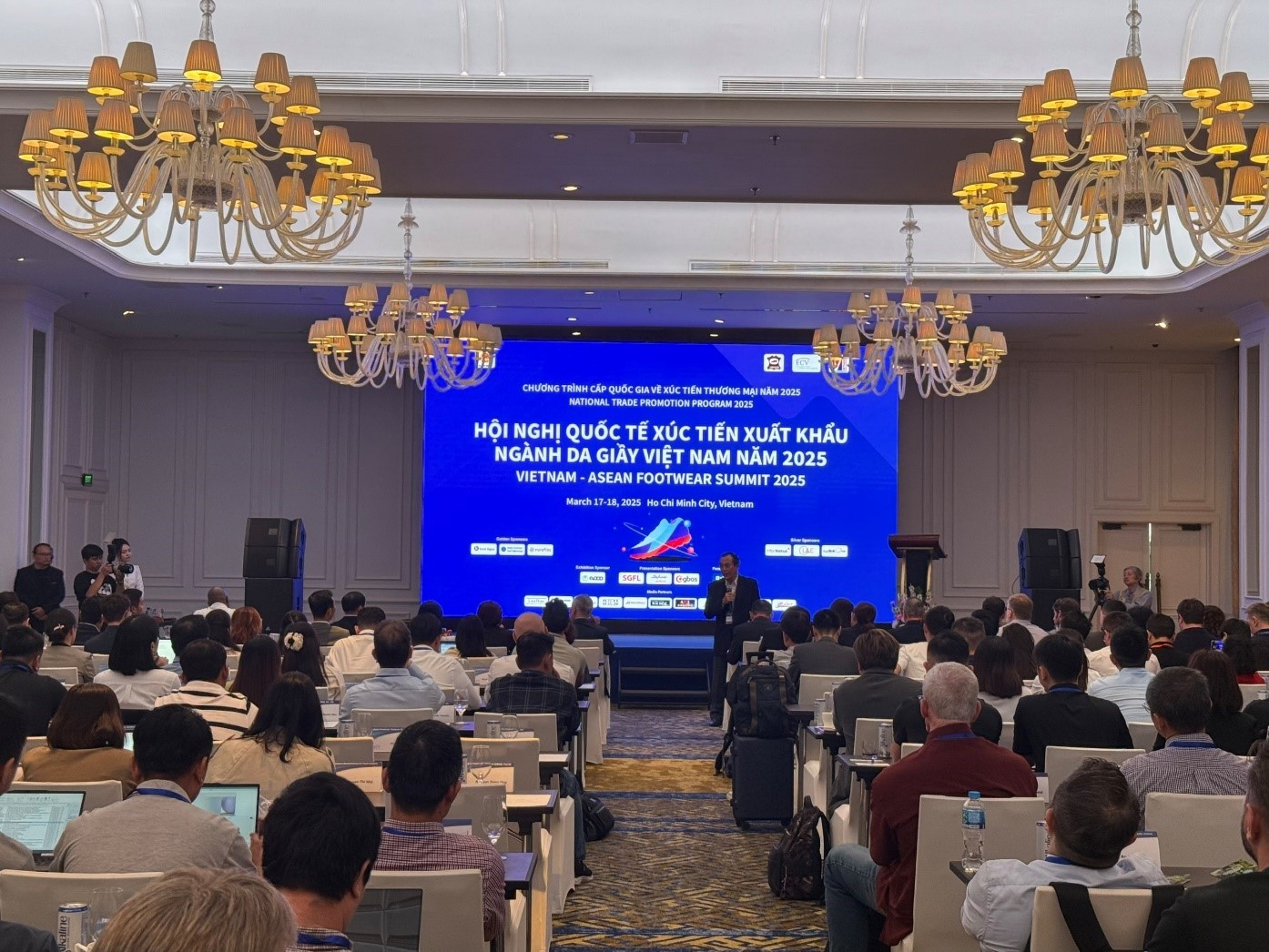 HỘI NGHỊ QUỐC TẾ XÚC TIẾN XUẤT KHẨU NGÀNH DA GIẦY VIỆT NAM NĂM 2025: Điểm đến cho chuỗi cung ứng giầy dép bền vững toàn cầu.